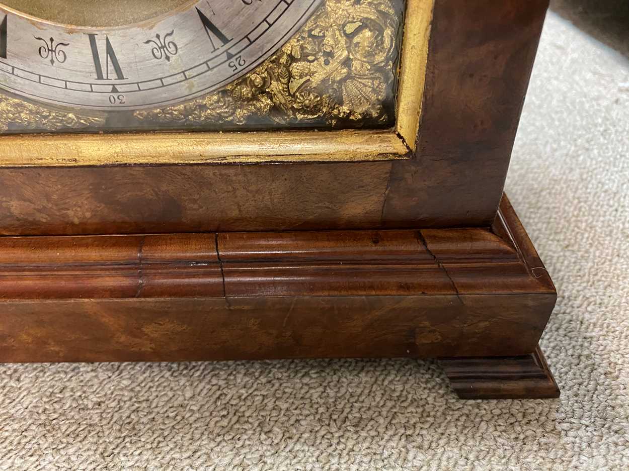 A Queen Anne style walnut mantel clock, early 20th century, - Bild 8 aus 16