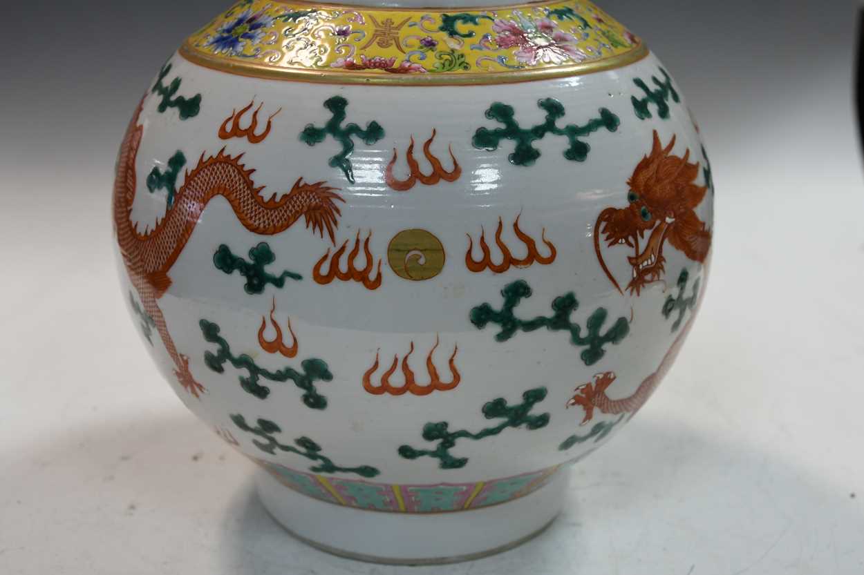 A Chinese porcelain dragon bottle vase, Republic Period, - Bild 11 aus 12