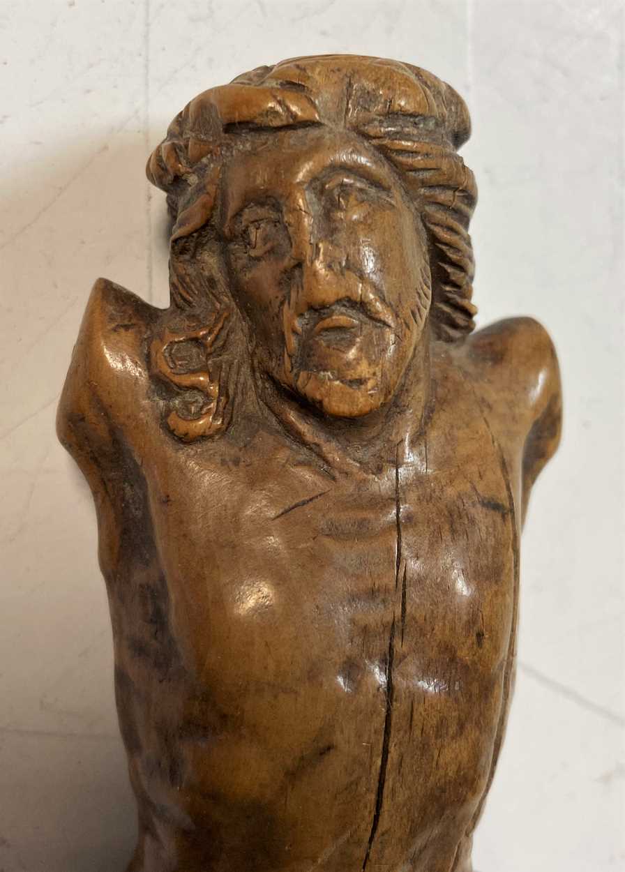 A Continental boxwood carving of Christ crucified, probably 17th or 18th century, - Bild 6 aus 8