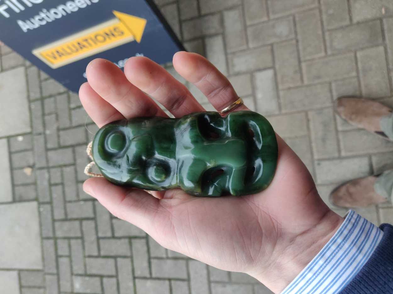 A Māori Greenstone (Pounamu) Pendant (Hei Tiki), probably 18th/19th century, - Bild 11 aus 15