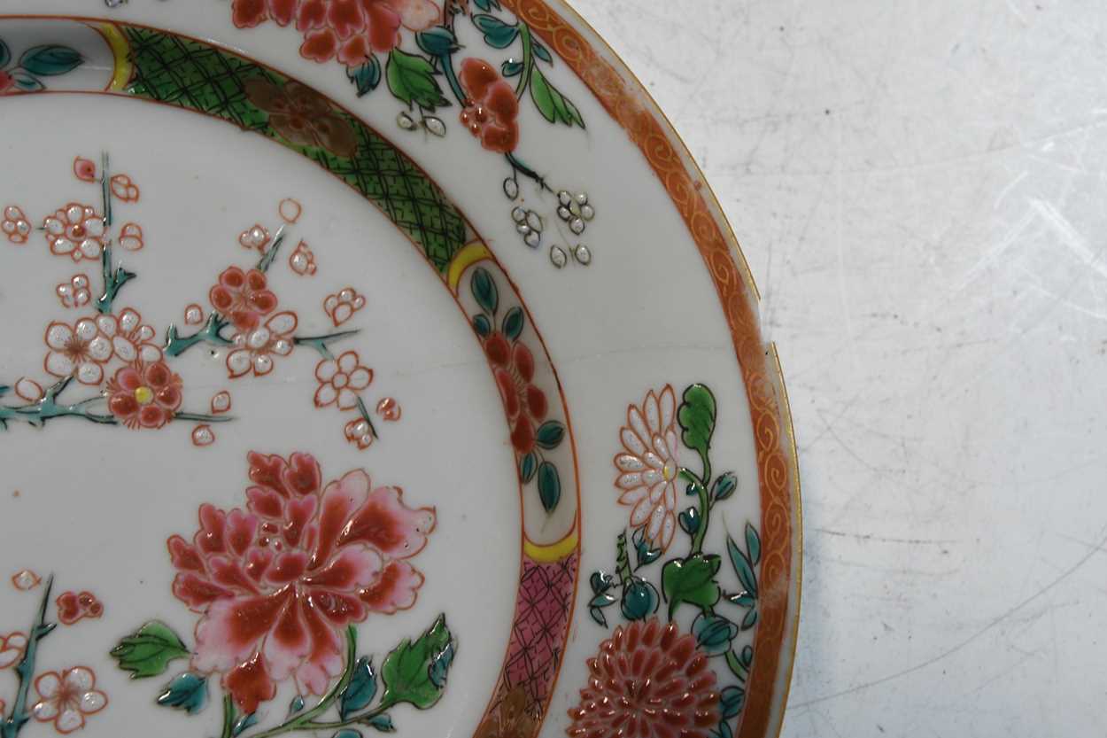 A set of six Chinese famille rose porcelain plates, Qianlong circa 1740, - Bild 8 aus 8