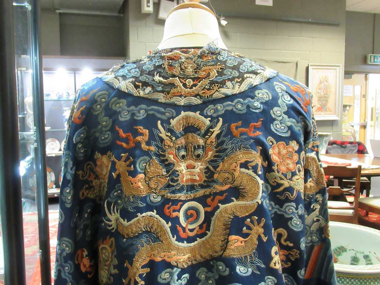 A Chinese Kesi dragon robe, late Qing Dynasty, - Bild 16 aus 32