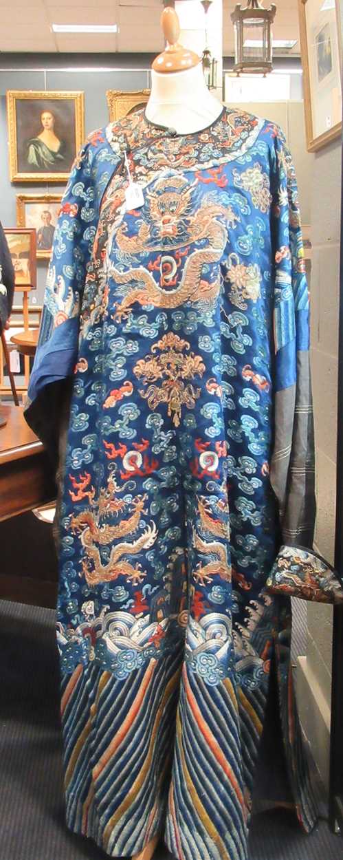 A Chinese Kesi dragon robe, late Qing Dynasty, - Bild 13 aus 32