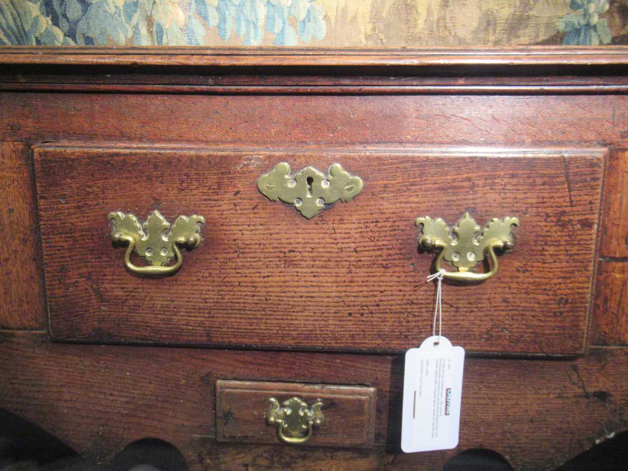 An oak and elm dresser base, 18th century, - Bild 3 aus 20