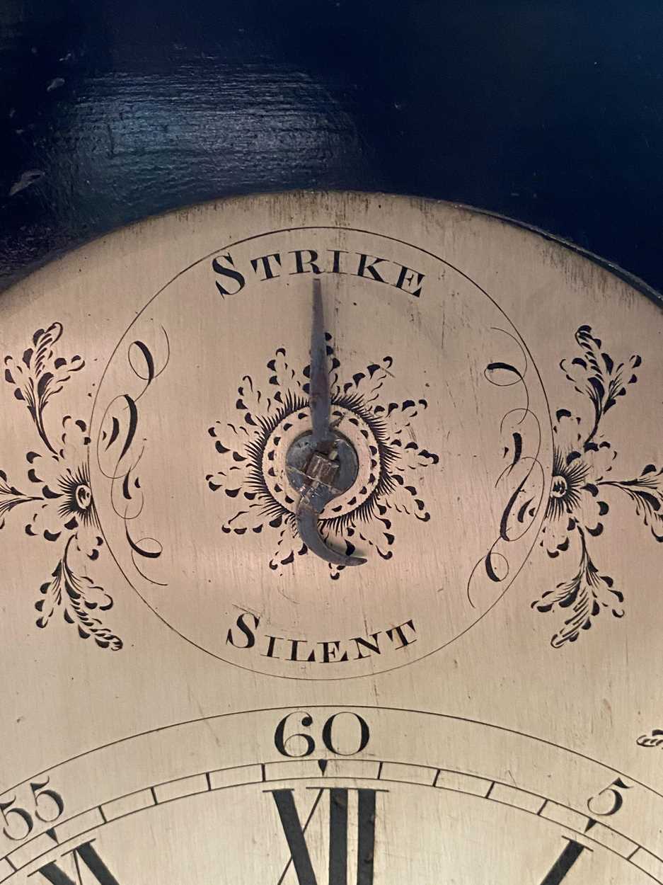 A George III ebonised bracket clock circa 1790, - Bild 4 aus 16