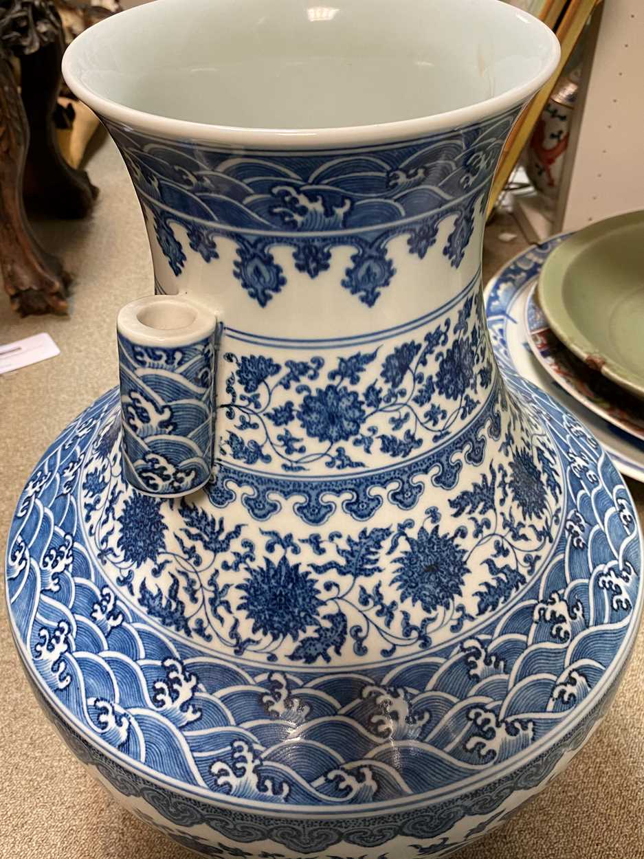 A Chinese large blue and white porcelain 'arrow' vase, - Bild 3 aus 9