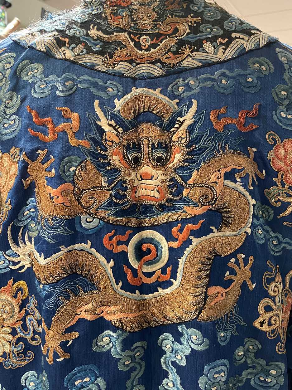 A Chinese Kesi dragon robe, late Qing Dynasty, - Bild 12 aus 32