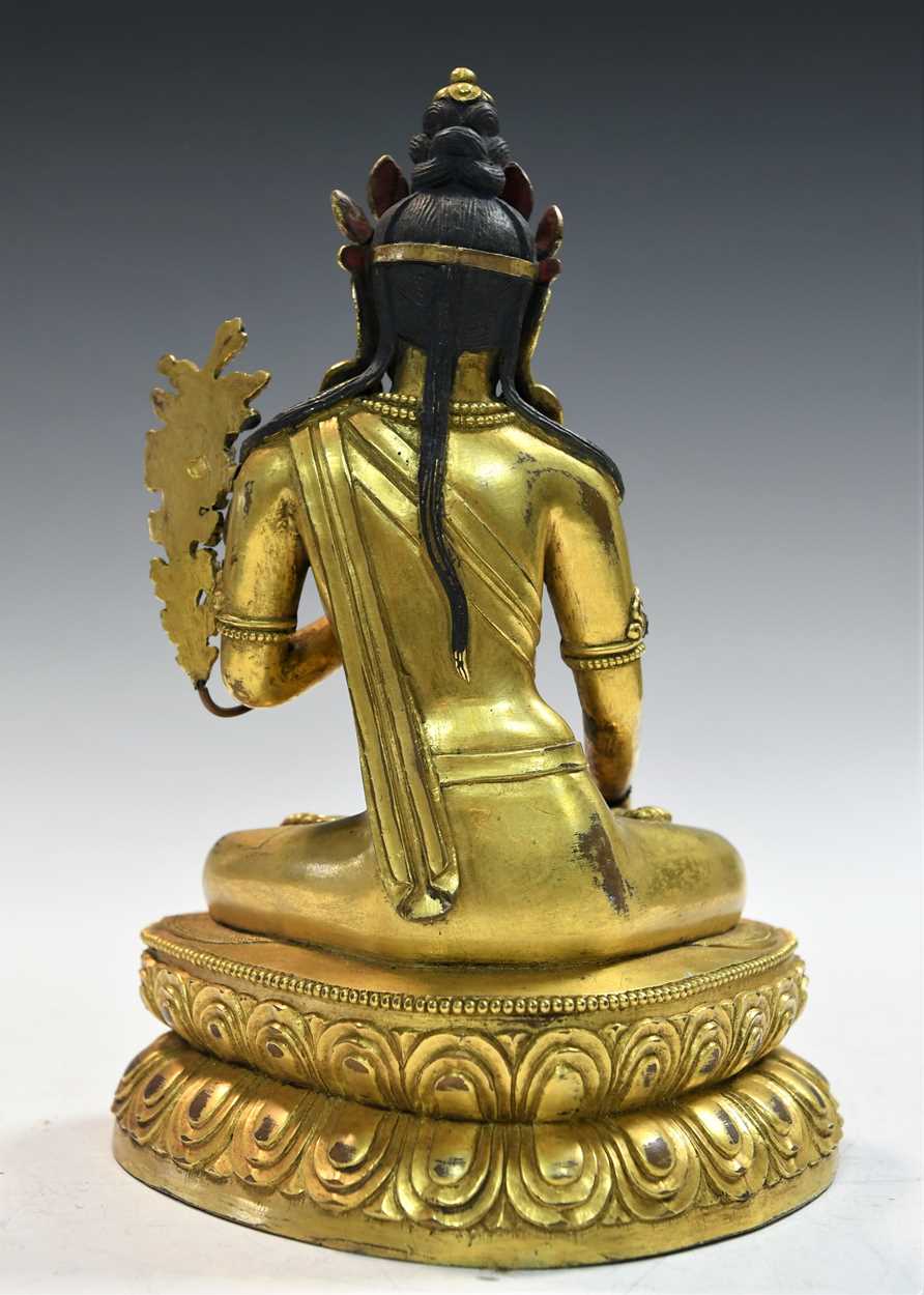 A Chinese gilt bronze figure of the seated Maitreya, - Bild 6 aus 8