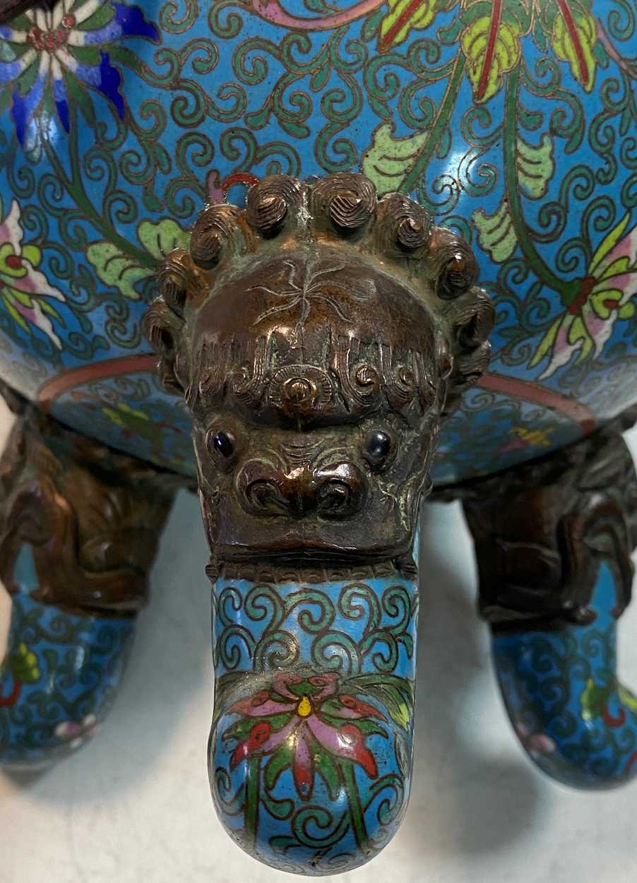 A Chinese cloisonné tripod censer and cover, late Qing Dynasty, - Image 10 of 12