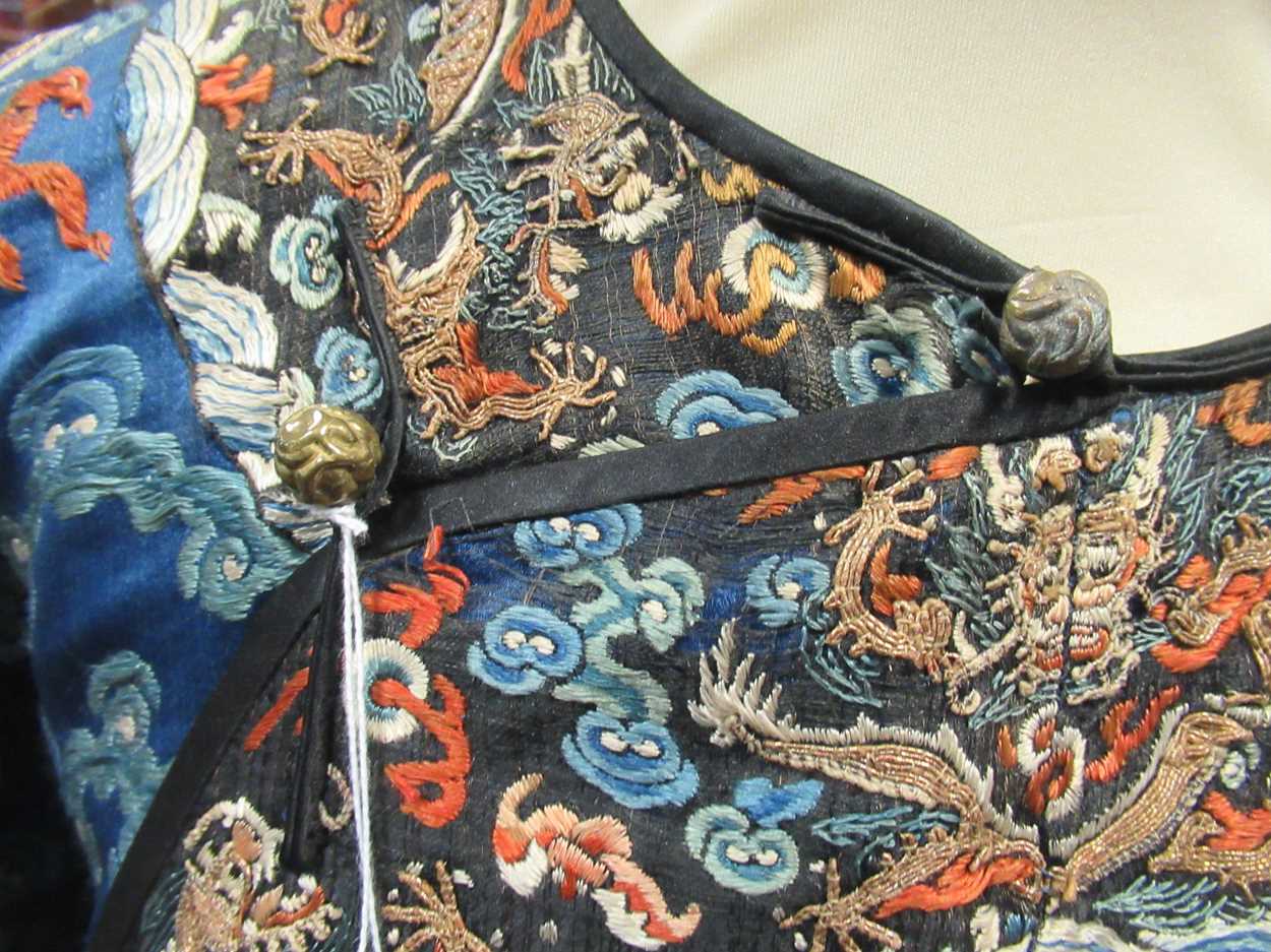 A Chinese Kesi dragon robe, late Qing Dynasty, - Bild 22 aus 32