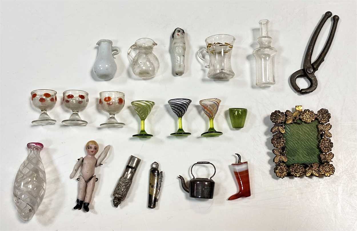 A collection of miniature blown glass wine glasses, - Bild 10 aus 11