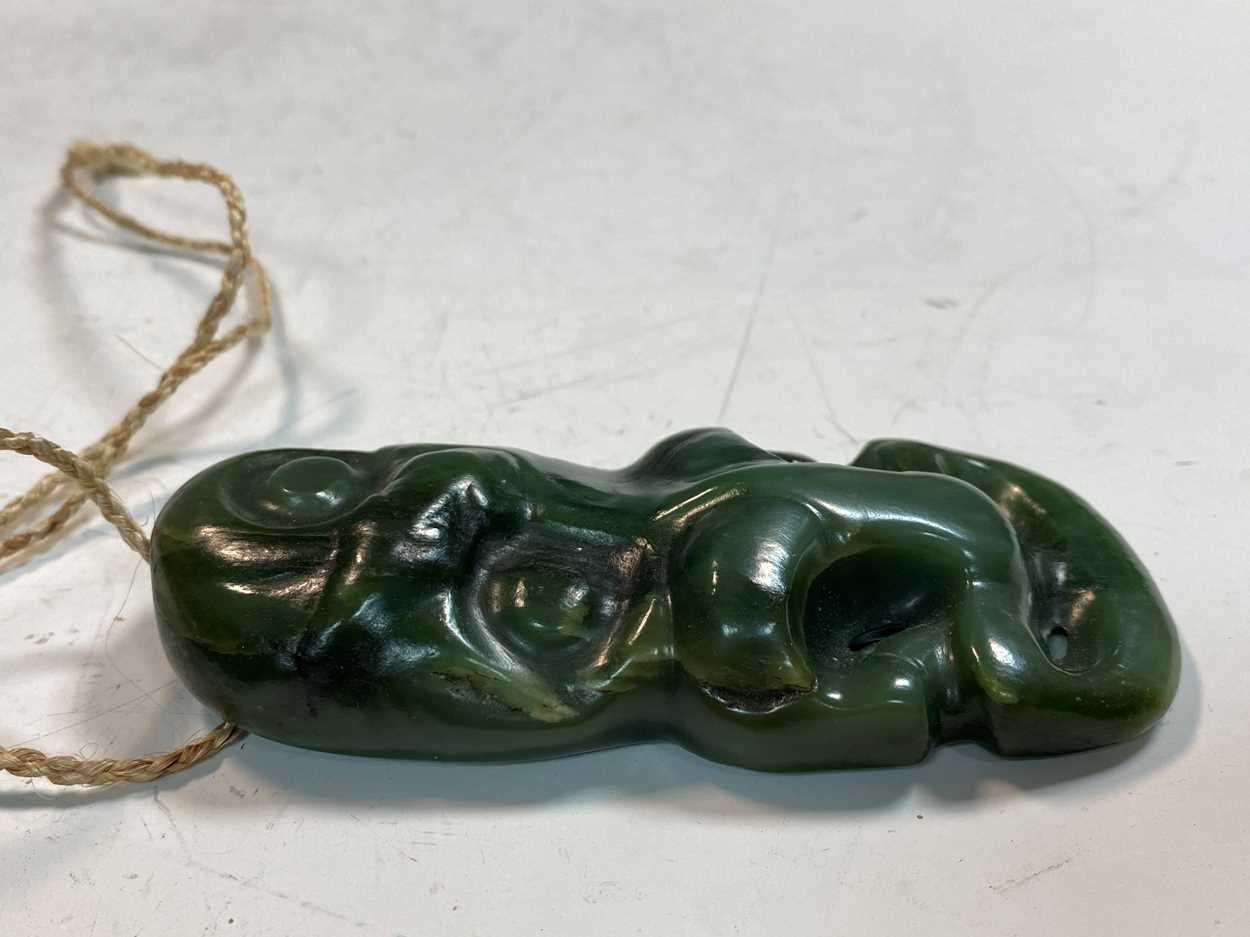 A Māori Greenstone (Pounamu) Pendant (Hei Tiki), probably 18th/19th century, - Bild 6 aus 15