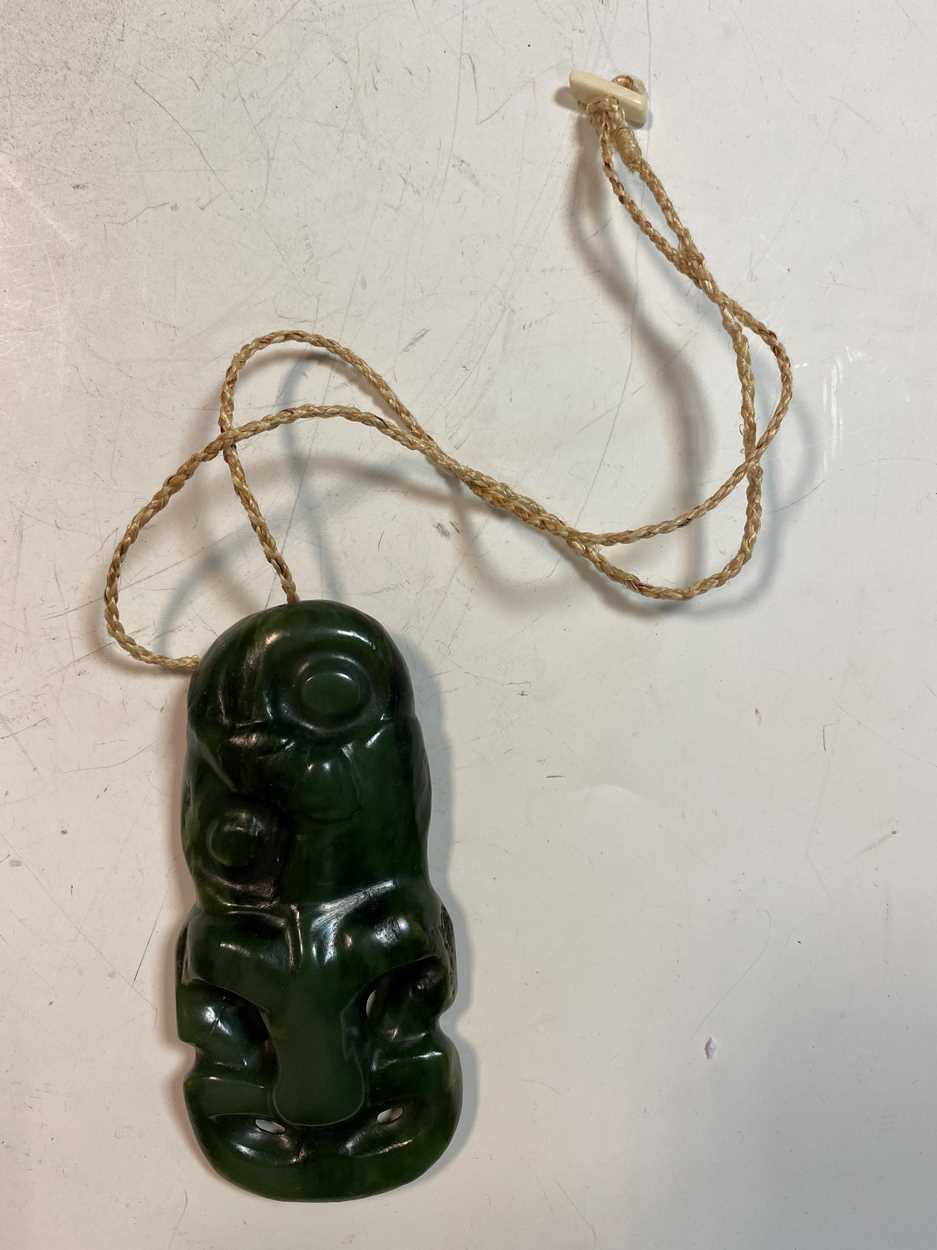 A Māori Greenstone (Pounamu) Pendant (Hei Tiki), probably 18th/19th century, - Bild 3 aus 15