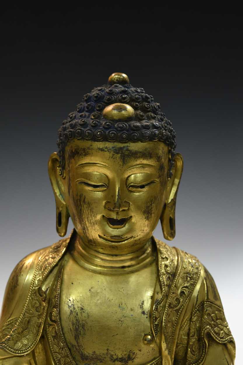 A large Chinese gilt bronze figure of Buddha, Ming style, - Image 6 of 7