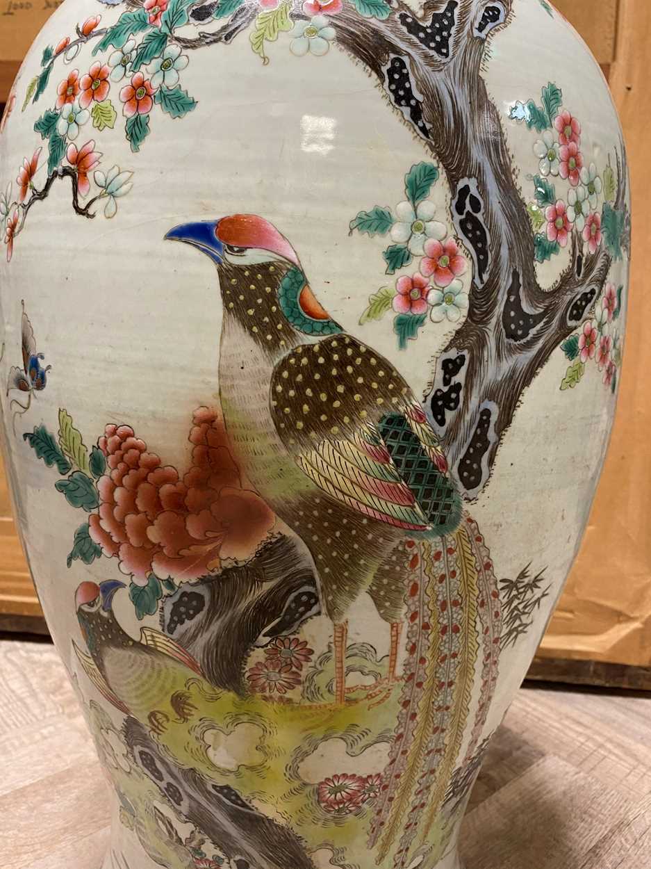 A large Chinese porcelain vase, Republic period or later, - Bild 6 aus 10