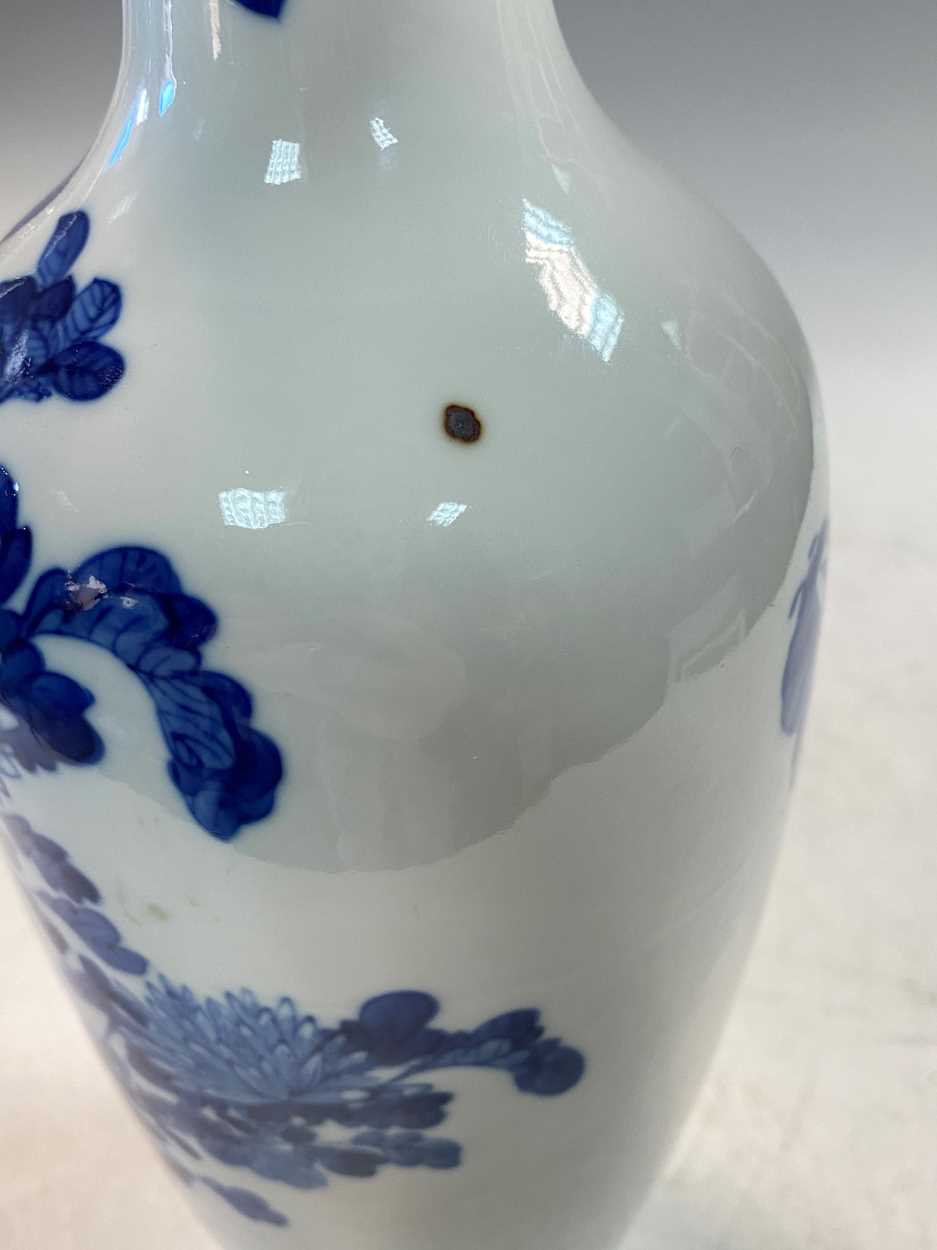 A Chinese blue and white porcelain vase, Qing Dynasty, 19th century - Bild 7 aus 9