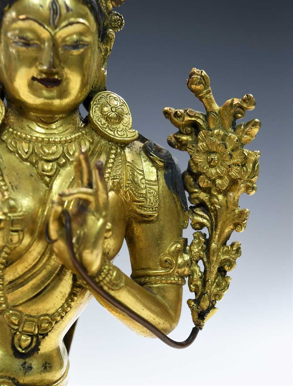 A Chinese gilt bronze figure of the seated Maitreya, - Bild 5 aus 8