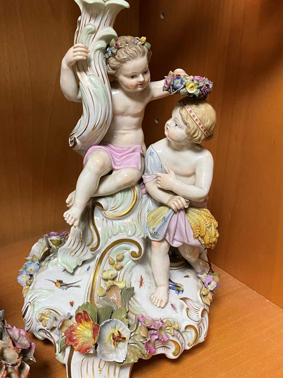 A Meissen porcelain clock garniture, late 19th century, - Bild 8 aus 26