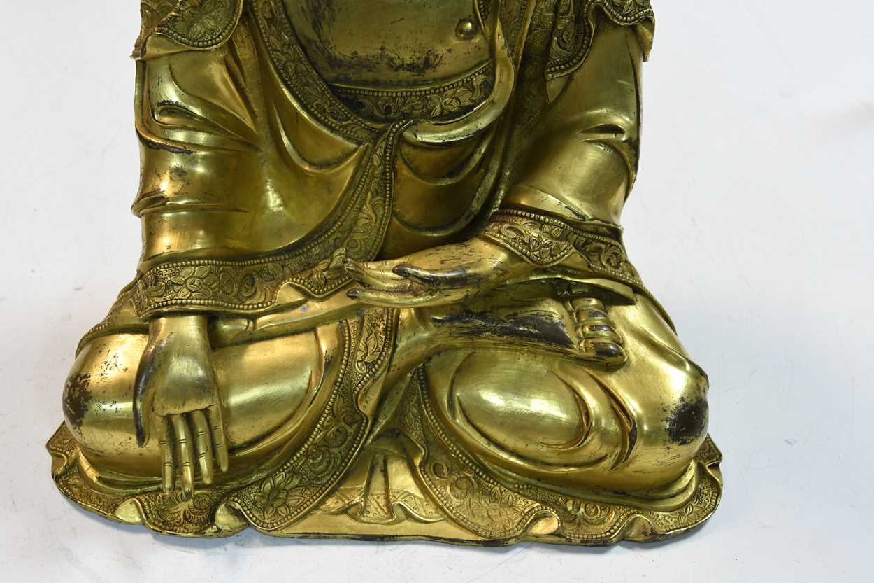 A large Chinese gilt bronze figure of Buddha, Ming style, - Image 5 of 7