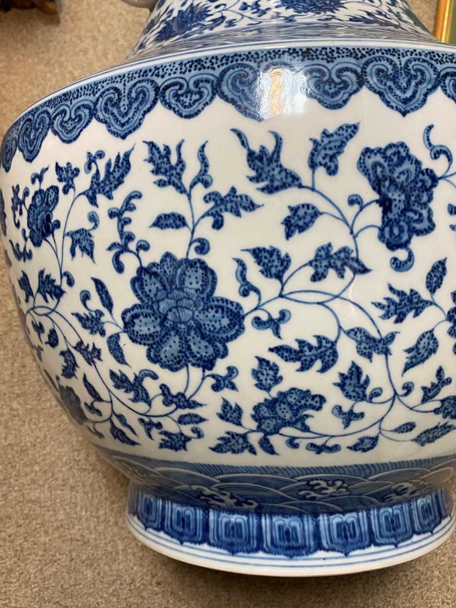 A Chinese large blue and white porcelain 'arrow' vase, - Bild 7 aus 9