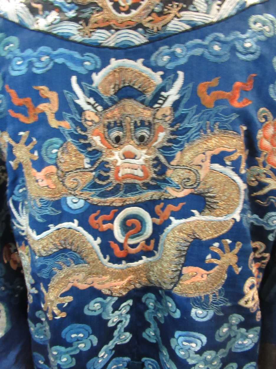 A Chinese Kesi dragon robe, late Qing Dynasty, - Bild 17 aus 32