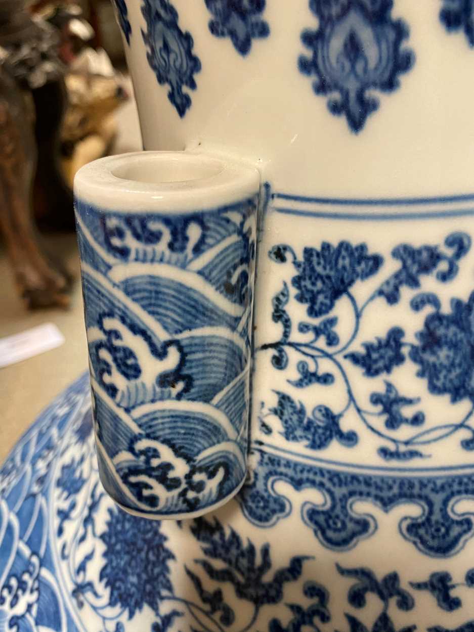 A Chinese large blue and white porcelain 'arrow' vase, - Bild 6 aus 9