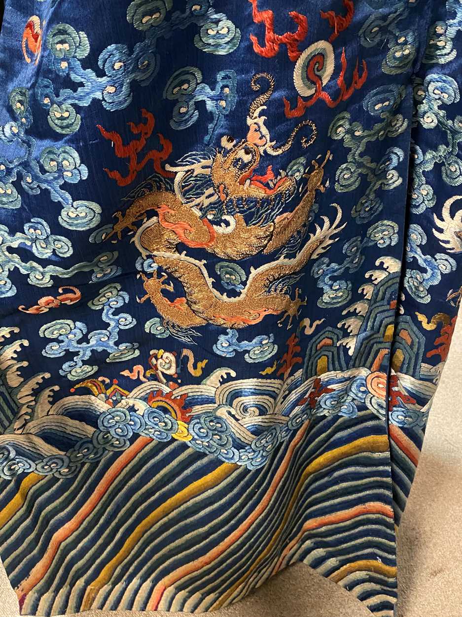 A Chinese Kesi dragon robe, late Qing Dynasty, - Bild 7 aus 32