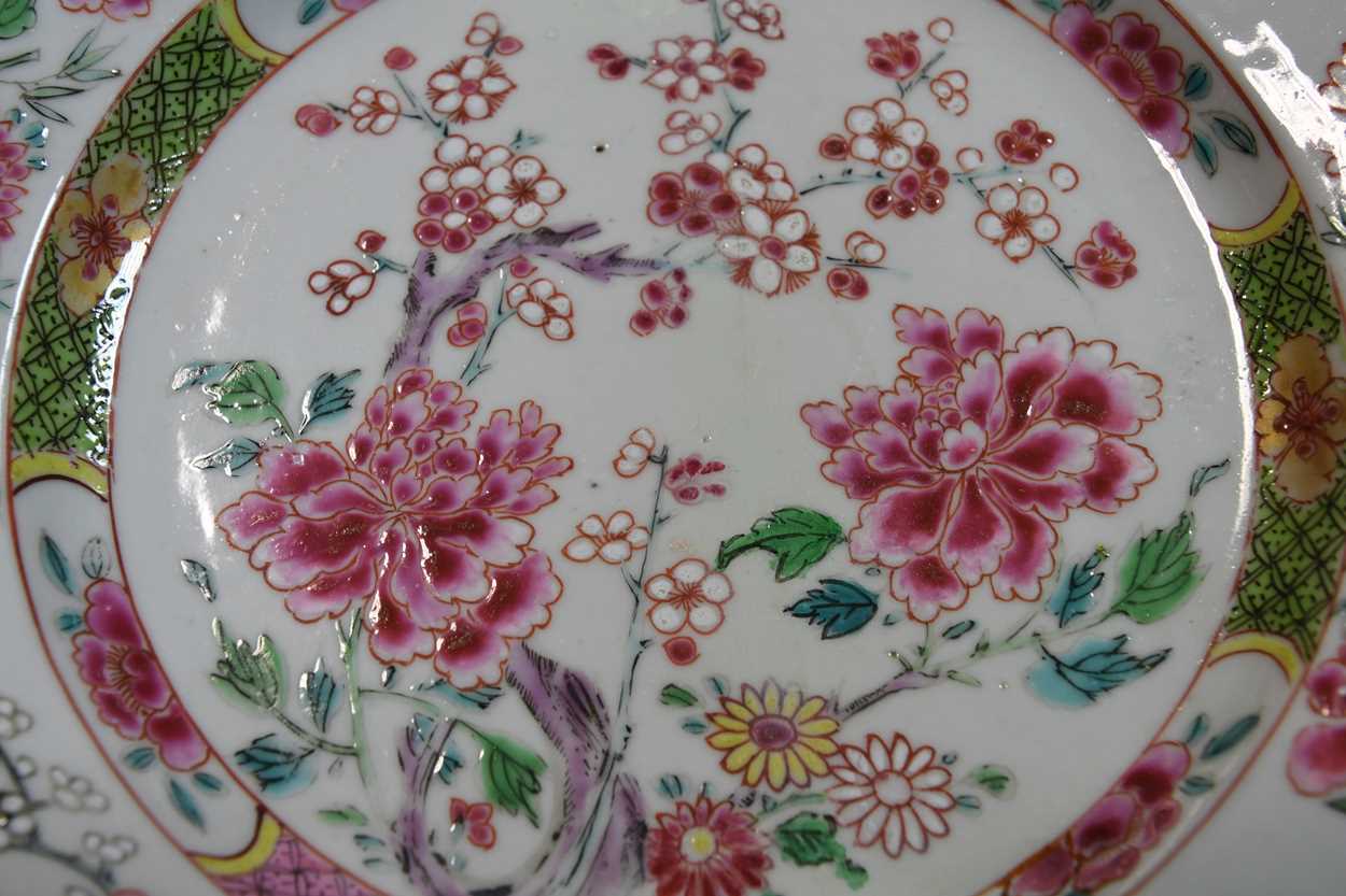 A set of six Chinese famille rose porcelain plates, Qianlong circa 1740, - Bild 4 aus 8