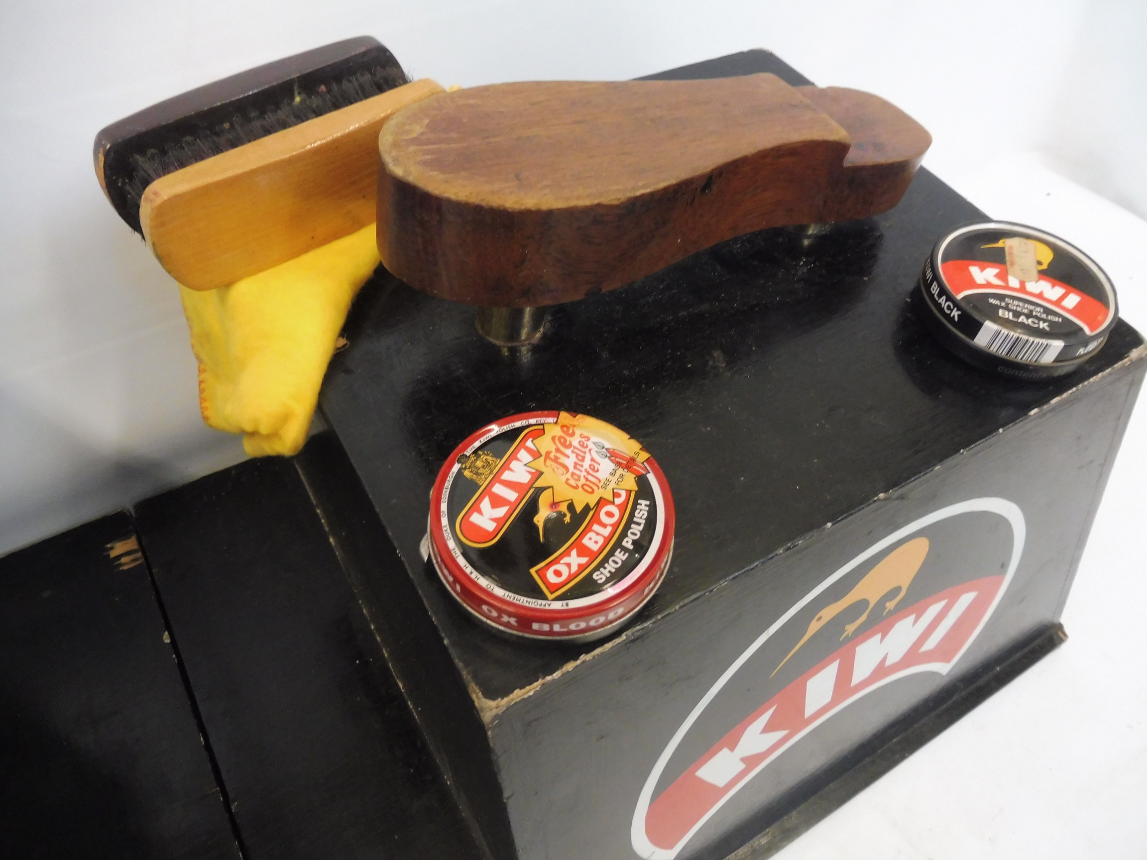 A shoe shine stand with KIWI polish advertising to the sides, plus a small group of KIWI polish tins - Image 5 of 5