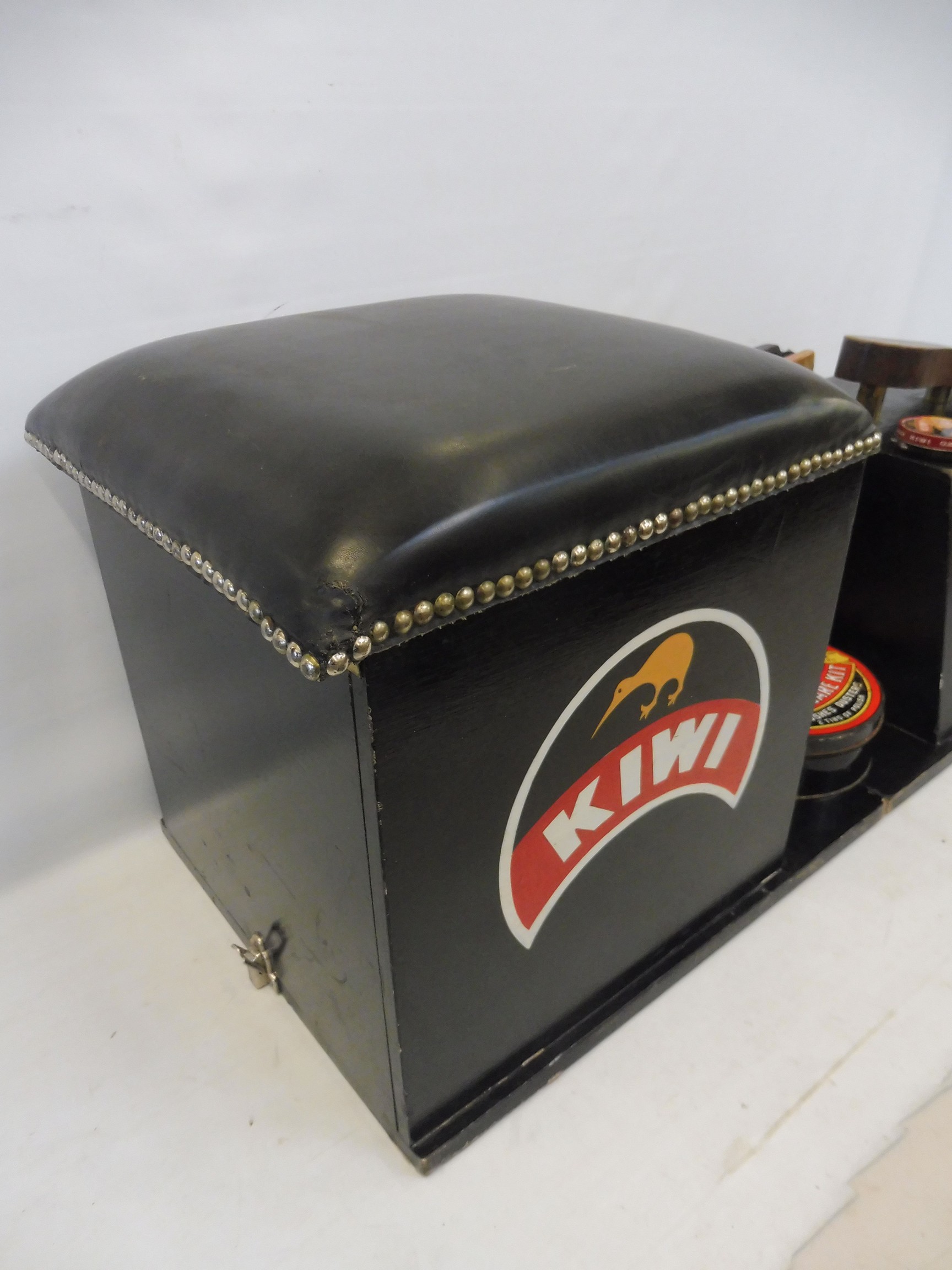 A shoe shine stand with KIWI polish advertising to the sides, plus a small group of KIWI polish tins - Image 2 of 5