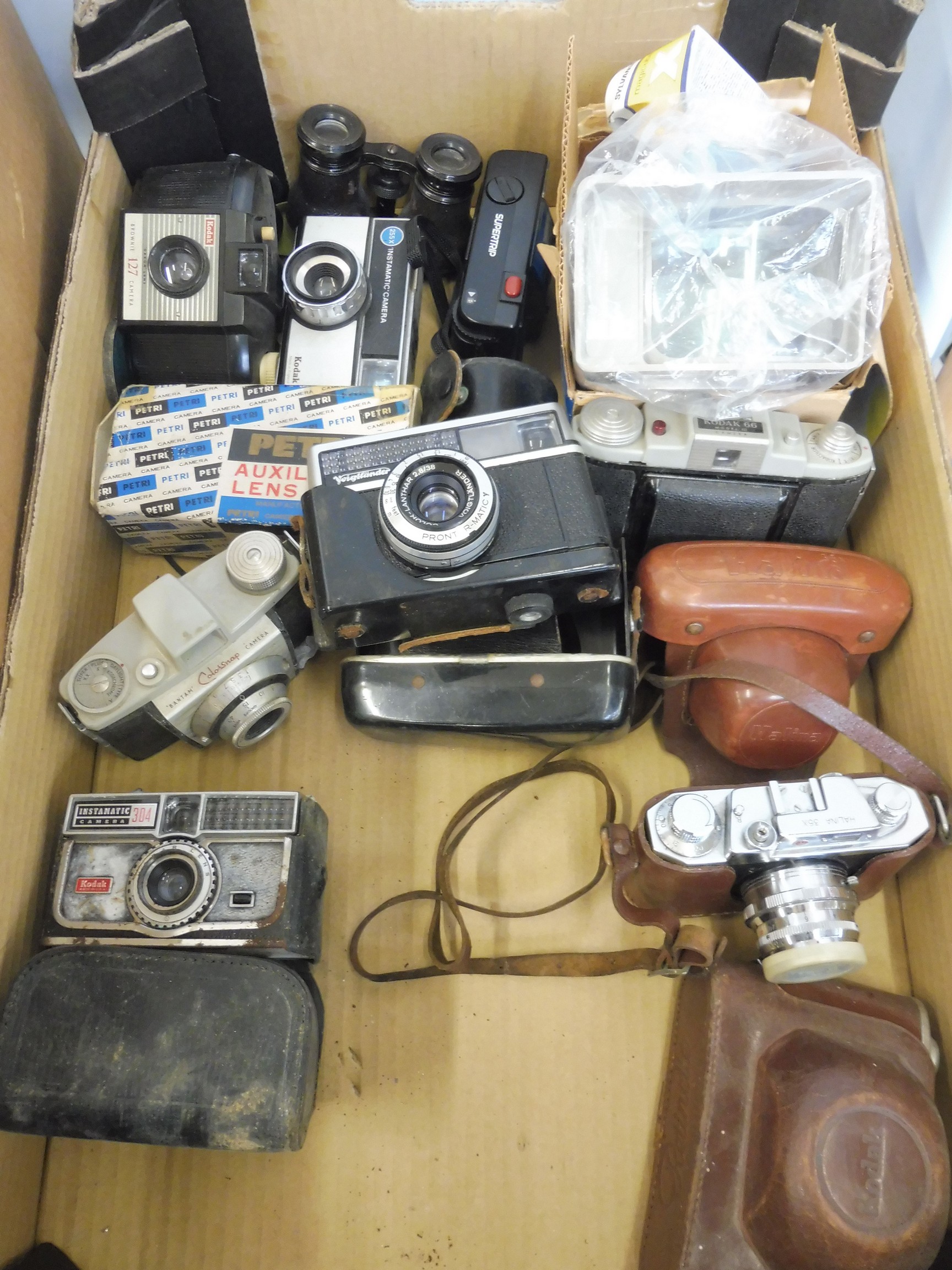 Four boxes of cameras, accessories and empty cases, including Zenit. - Image 5 of 10