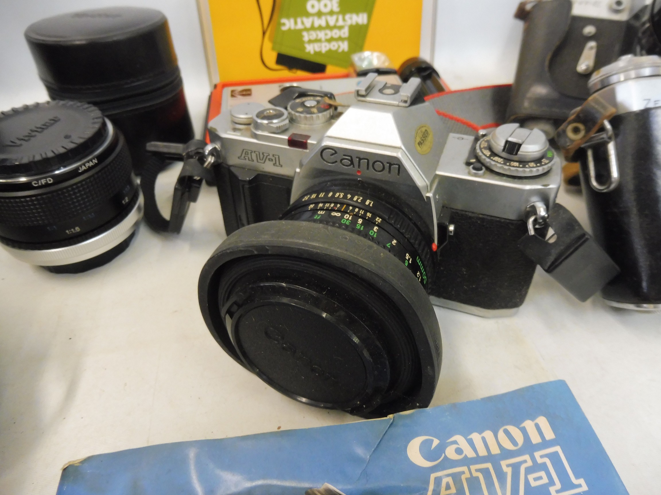 Four boxes of cameras, accessories and empty cases, including Zenit. - Image 8 of 10