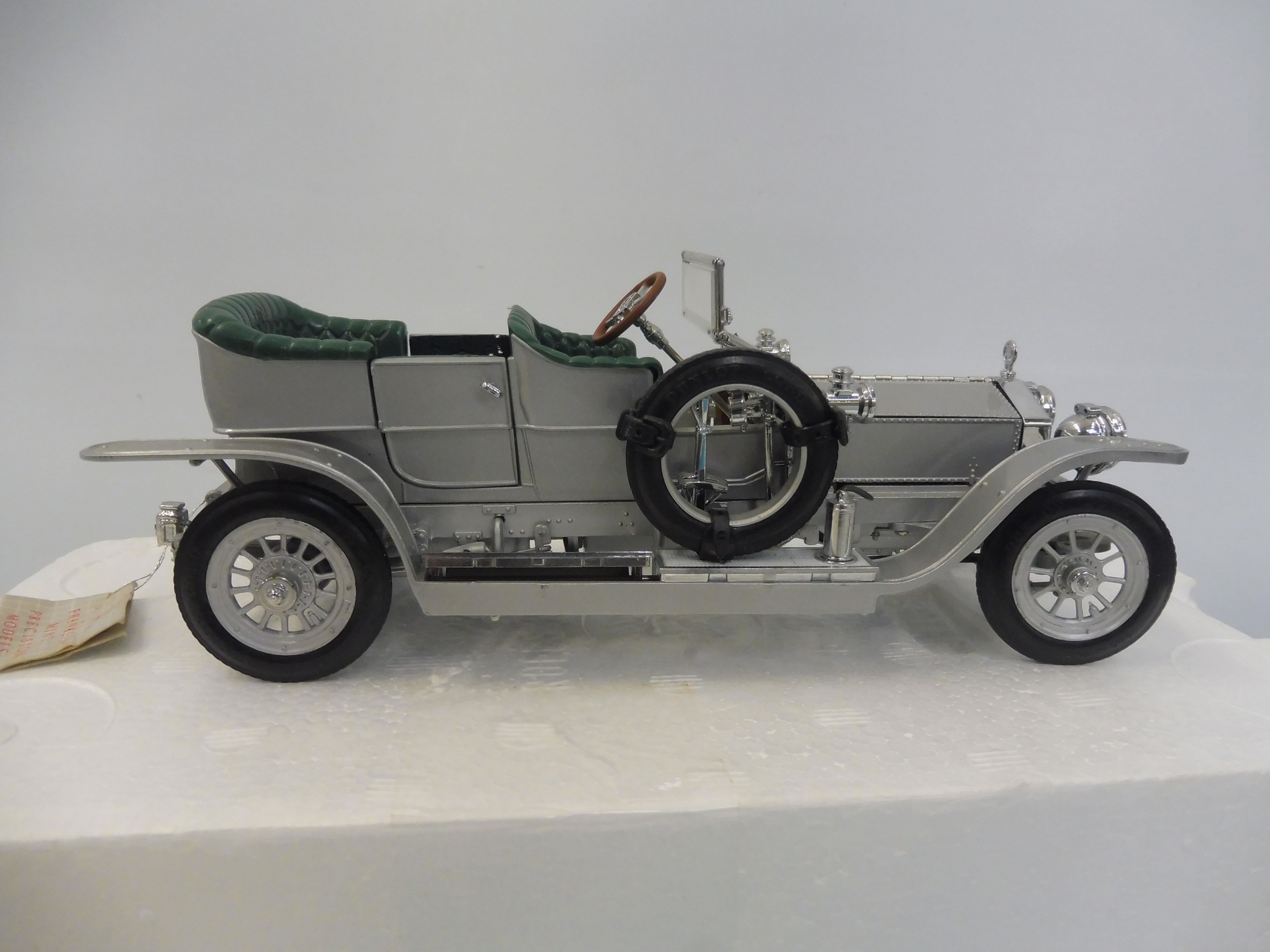 A cased Franklin Mint model of a 1907 Rolls-Royce Silver Ghost. - Bild 4 aus 5