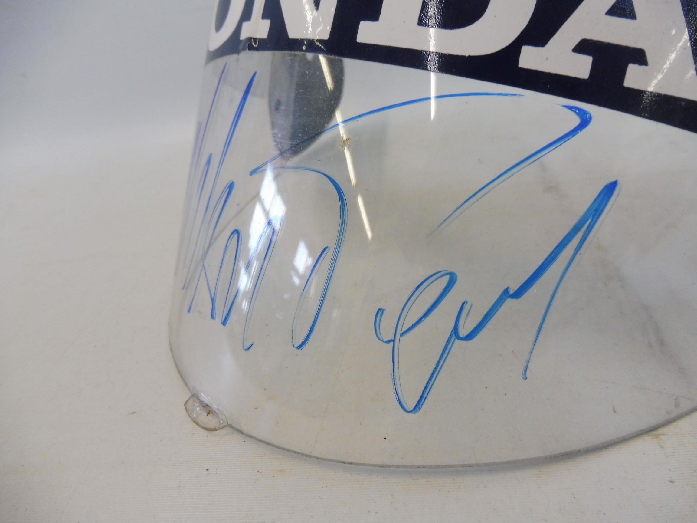 A Honda Formula One team visor, signed in pen by Nelson Piquet and a Honda F1 Racing Team cap, - Bild 2 aus 3