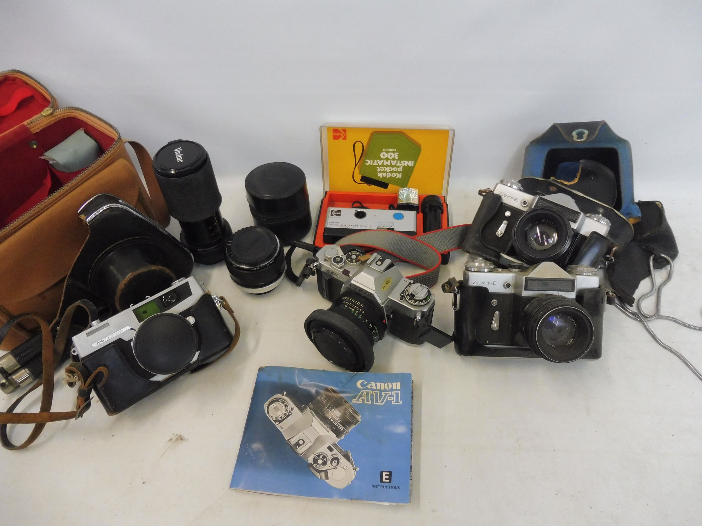 Four boxes of cameras, accessories and empty cases, including Zenit. - Image 6 of 10