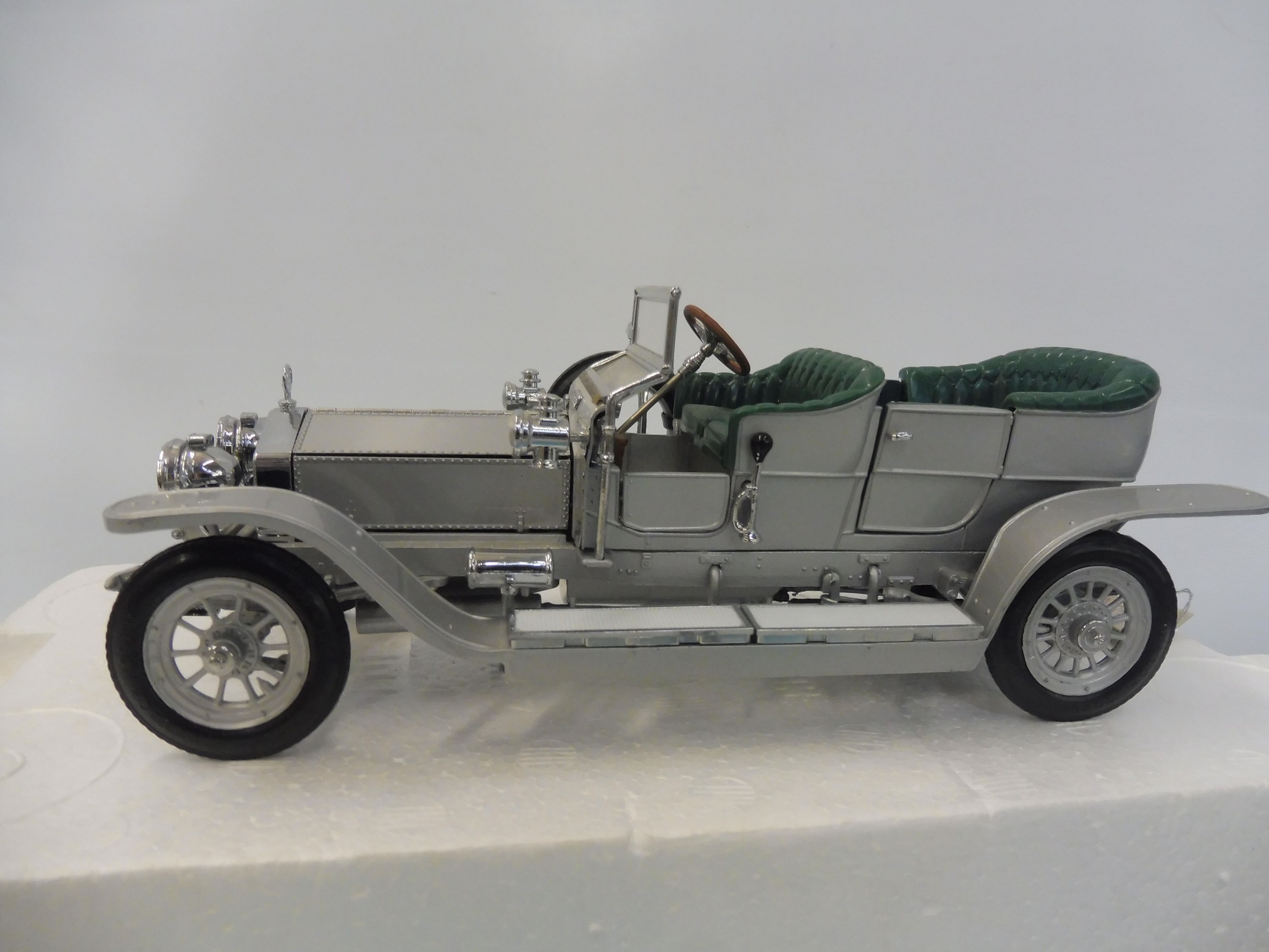 A cased Franklin Mint model of a 1907 Rolls-Royce Silver Ghost.