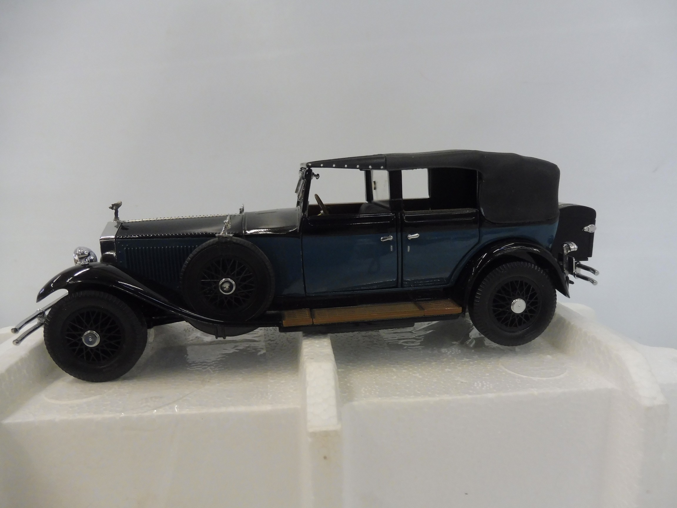 A cased Franklin Mint model of a 1929 Rolls-Royce Phantom I. - Bild 3 aus 5