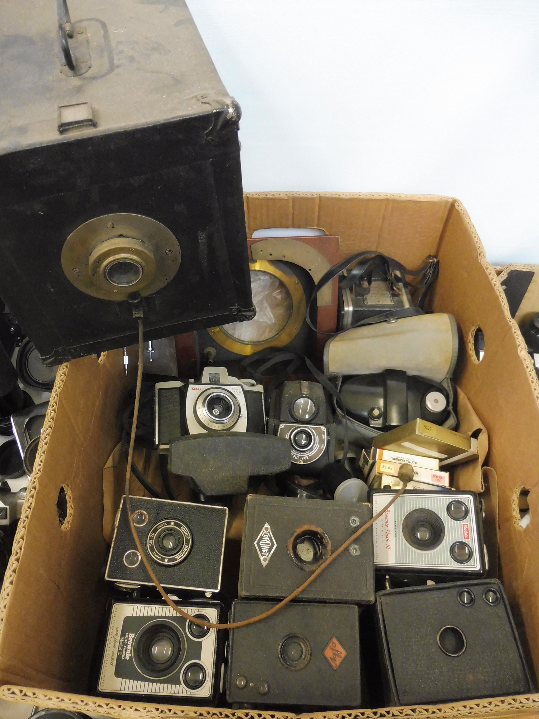 Four boxes of cameras, accessories and empty cases, including Zenit. - Image 4 of 10