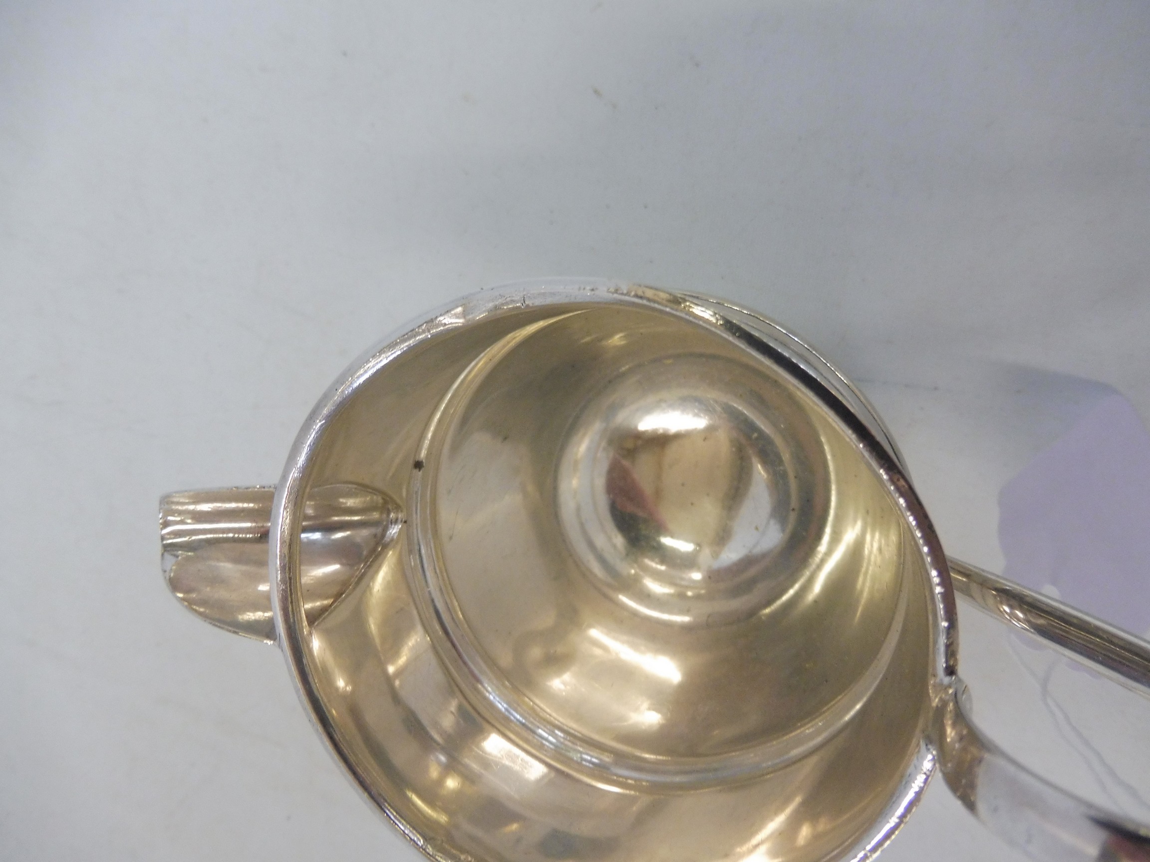 A silver three piece tea set comprising teapot, sugar bowl and milk jug, Sheffield 1931. - Image 4 of 4