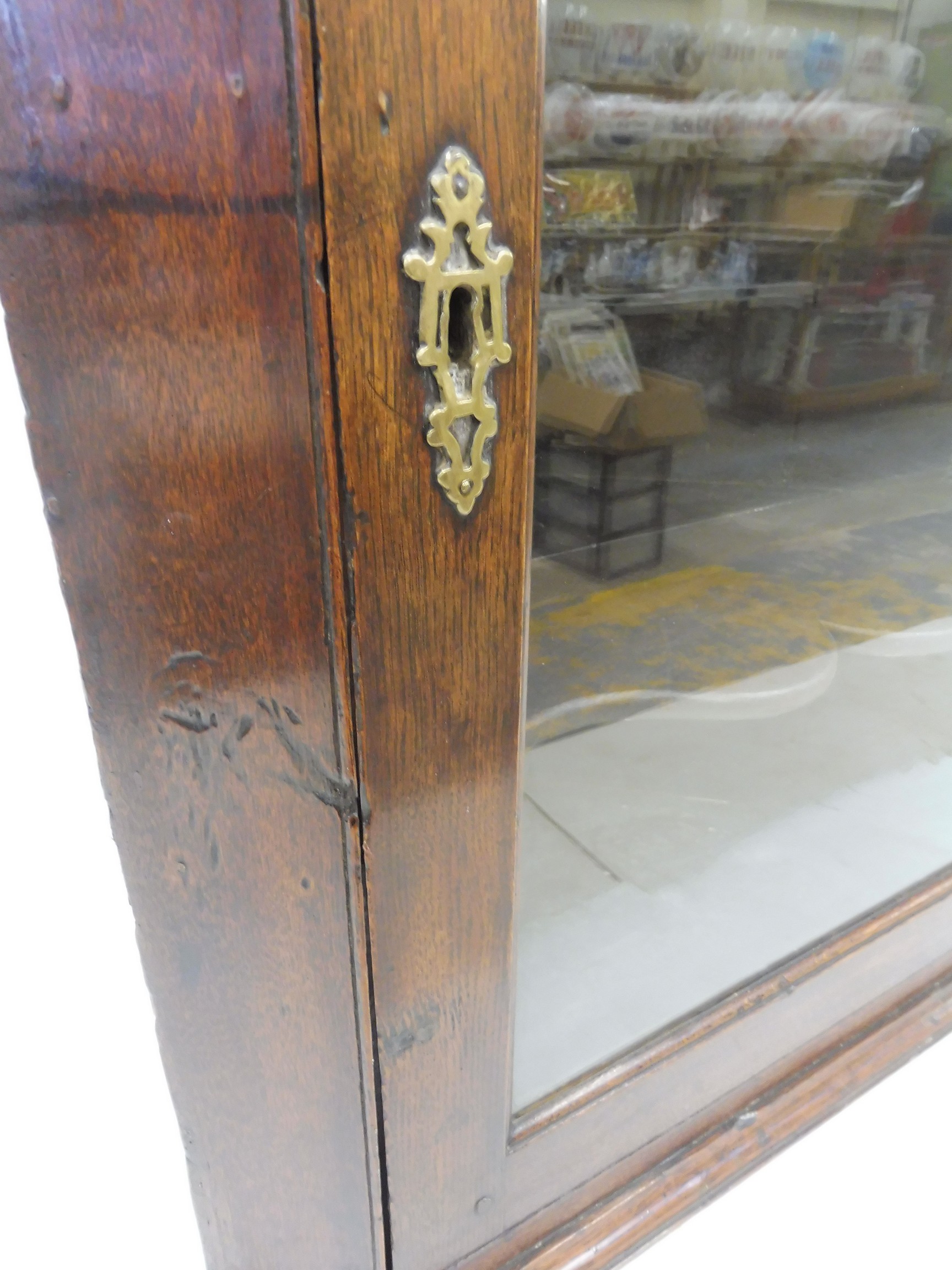 A Georgian oak wall hanging corner cabinet with glazed door enclosing shaped shelves, 29 1/2" wide x - Image 3 of 7