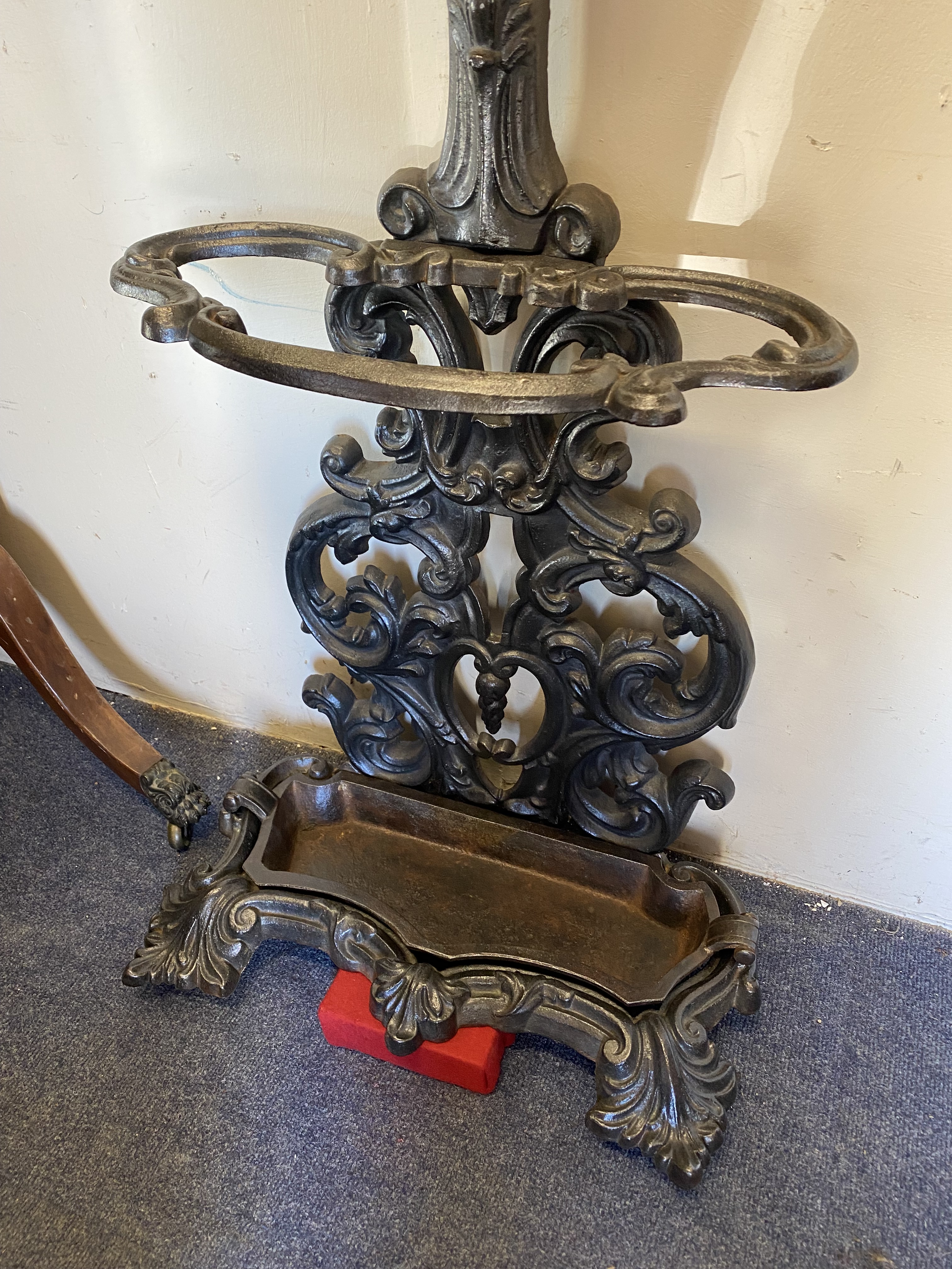 A good quality late 19th Century French iron hat and coat stand of ornate form. - Image 4 of 4