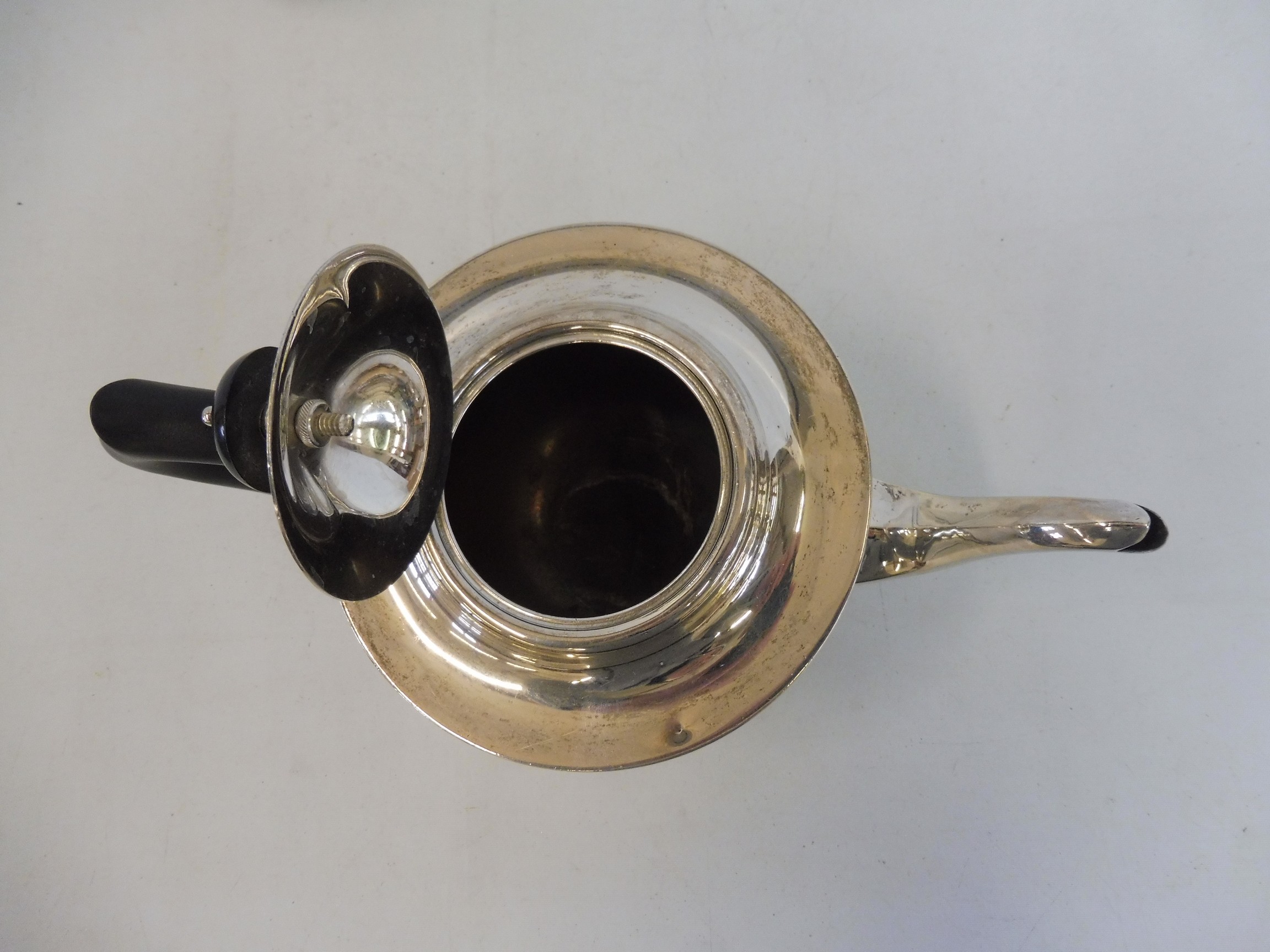 A silver three piece tea set comprising teapot, sugar bowl and milk jug, Sheffield 1931. - Image 3 of 4