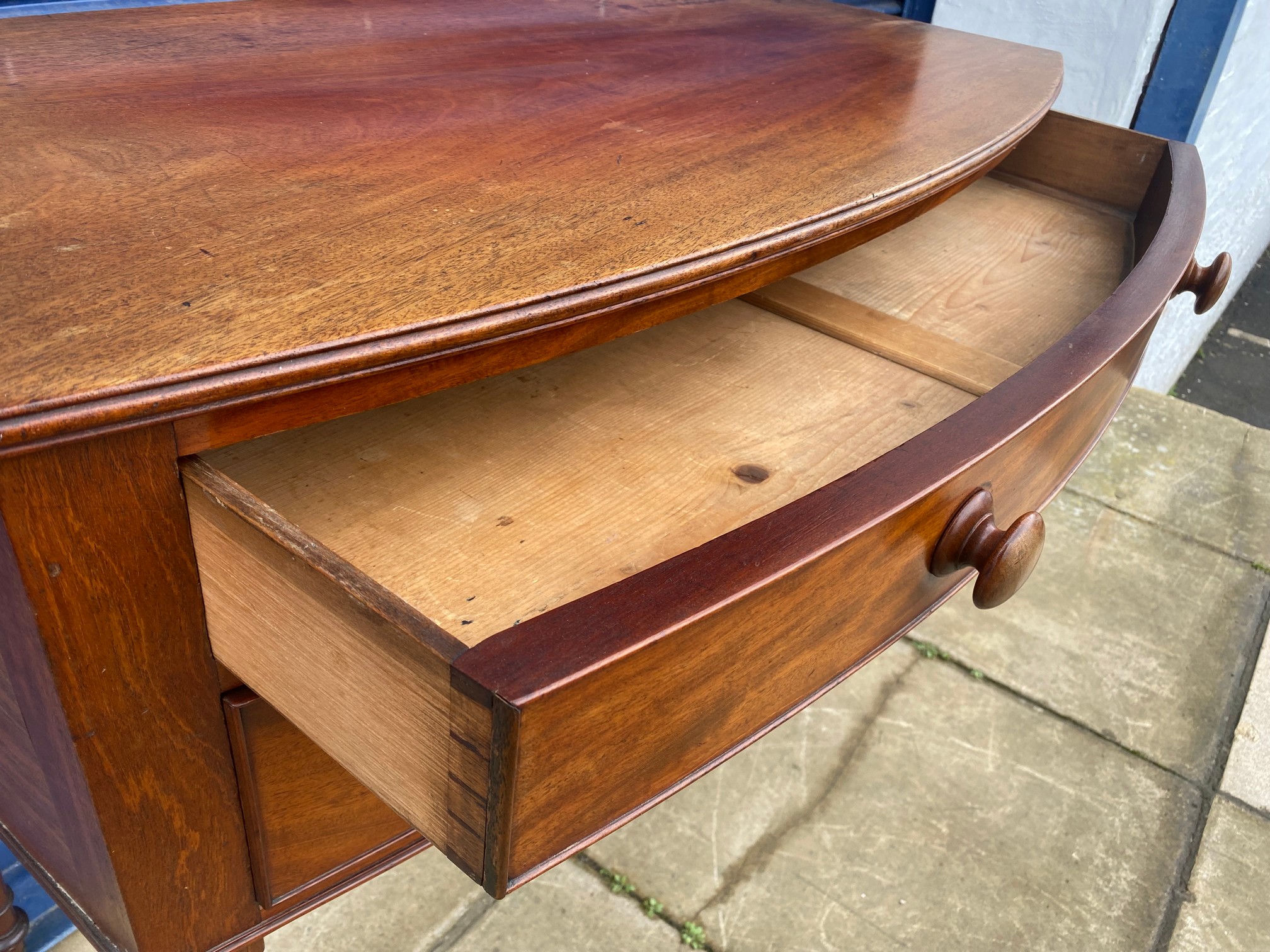 An early 19th Century mahogany bow fronted desk of a single drawer above two smaller drawers, raised - Image 3 of 8