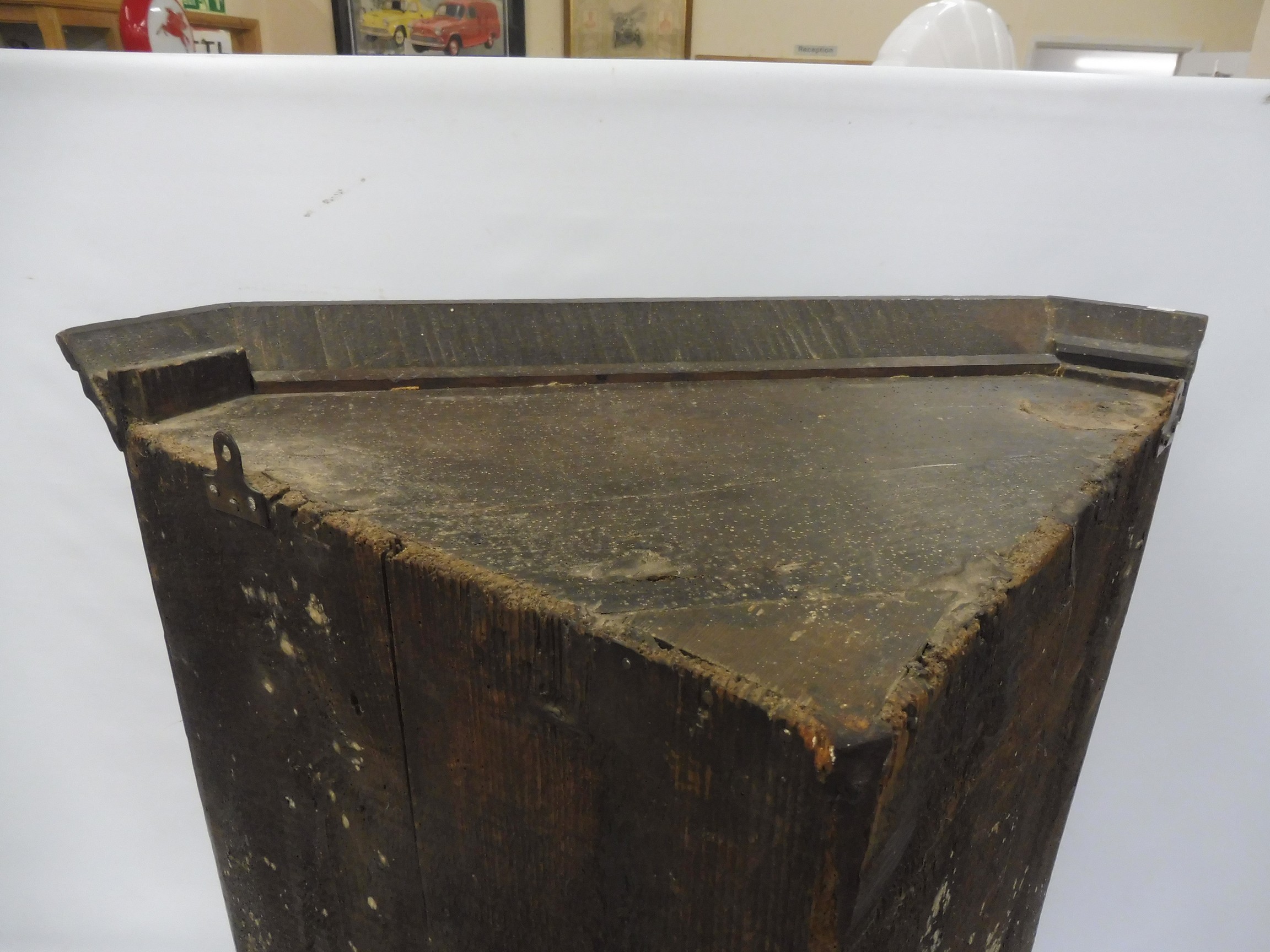 A Georgian oak wall hanging corner cabinet with glazed door enclosing shaped shelves, 29 1/2" wide x - Image 6 of 7