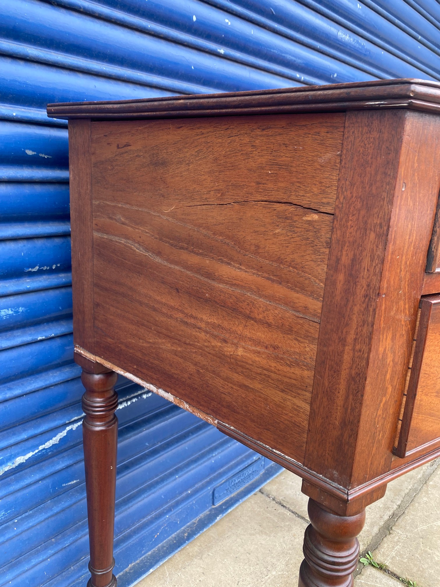 An early 19th Century mahogany bow fronted desk of a single drawer above two smaller drawers, raised - Image 5 of 8