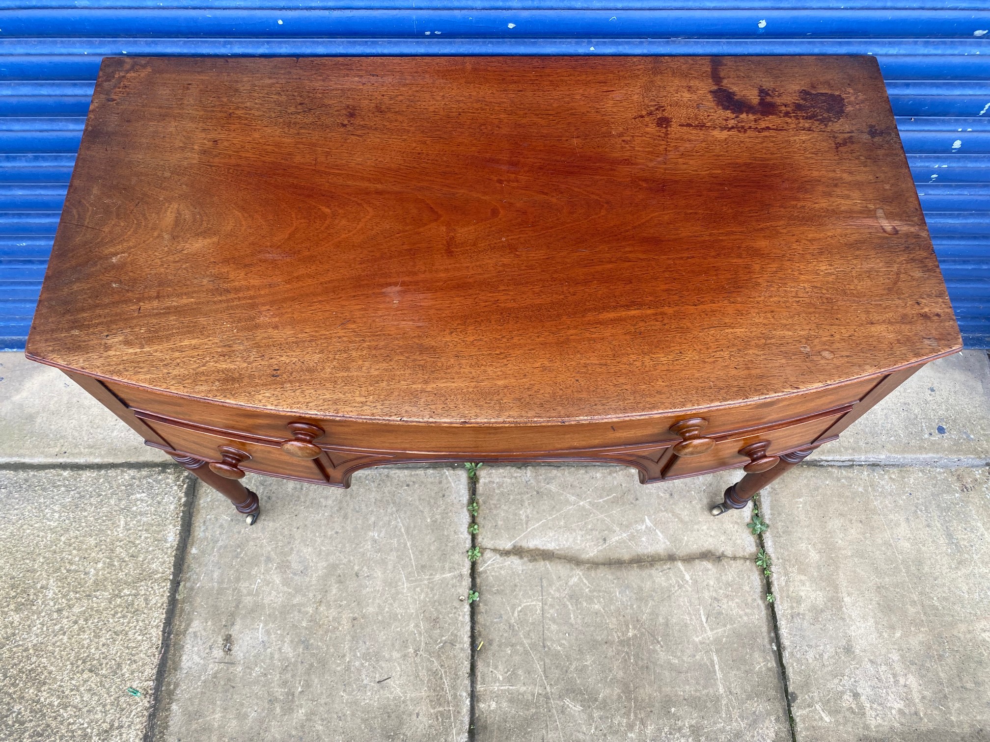 An early 19th Century mahogany bow fronted desk of a single drawer above two smaller drawers, raised - Image 2 of 8