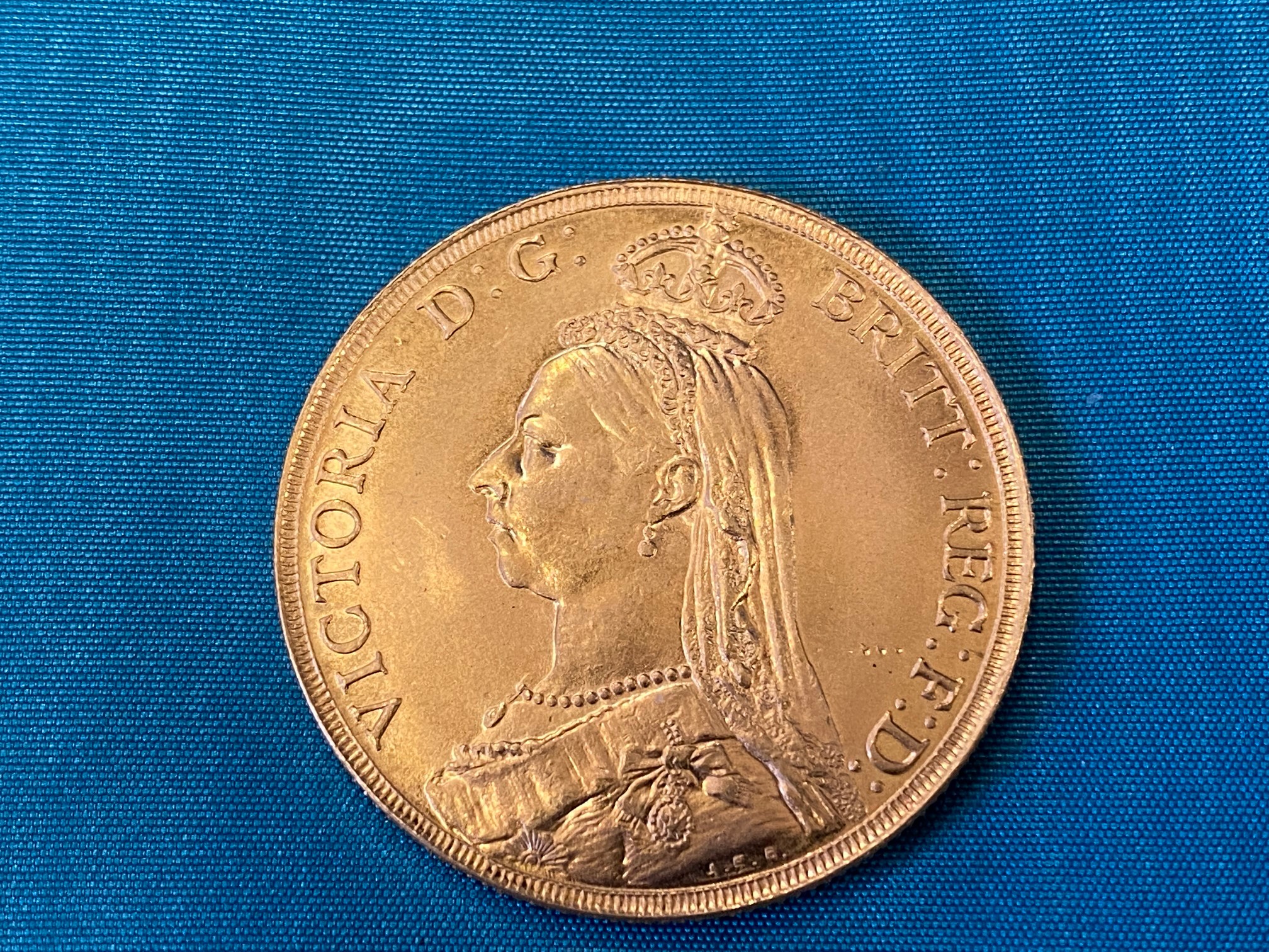 A Victorian 22ct yellow gold double sovereign £2 coin dated 1887, jubilee head, 91,000 in total - Bild 2 aus 2