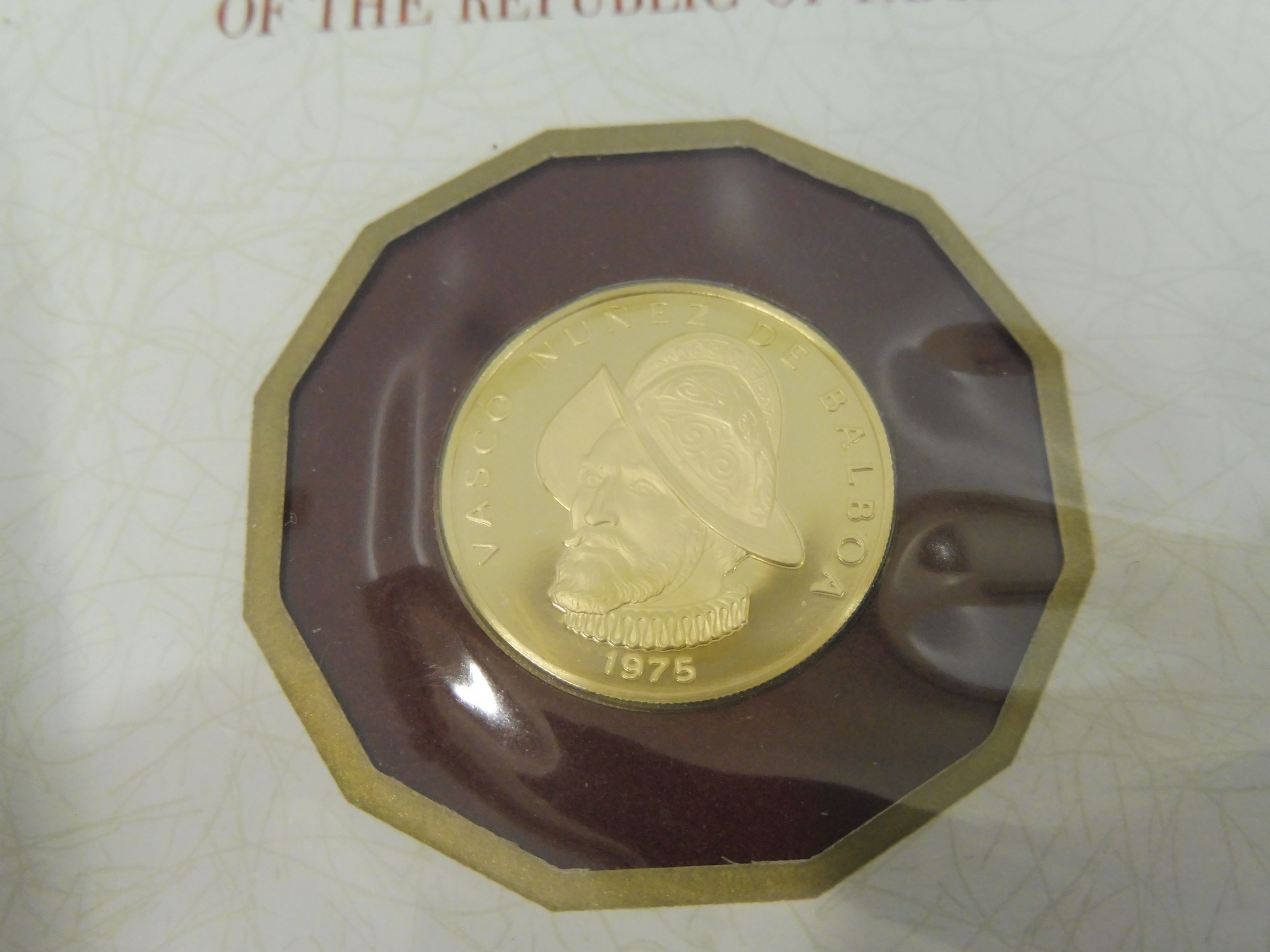 A 1975 100 balboa proof gold coin, of the Republic of Panama, in sealed presentation card. - Bild 2 aus 2