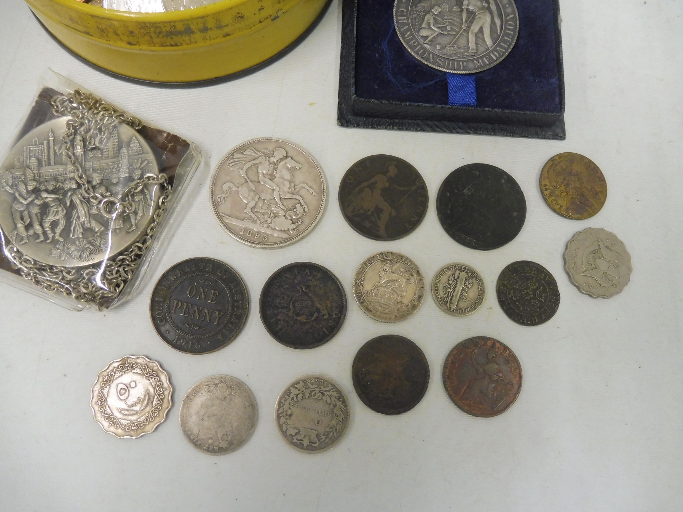 A collection of assorted coins, GB and World, some silver, some early. - Bild 2 aus 4