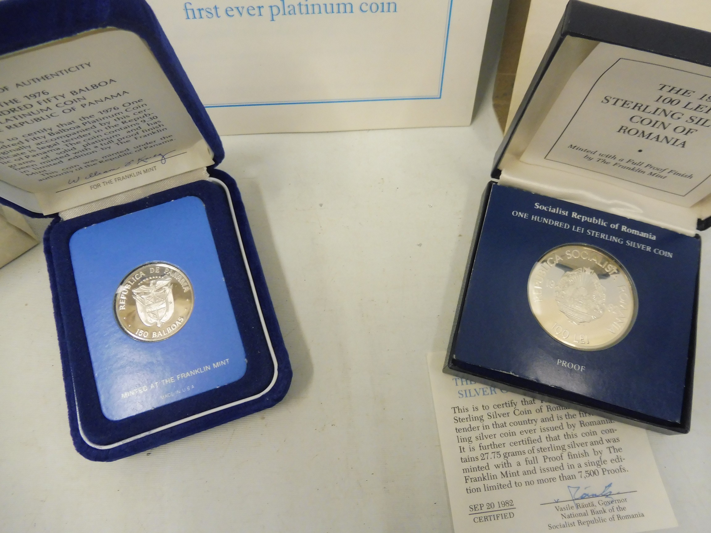 A cased 1976 150 balboa platinum coin of Panama, with certificate and booklet plus a 1982 100 lei - Bild 2 aus 2